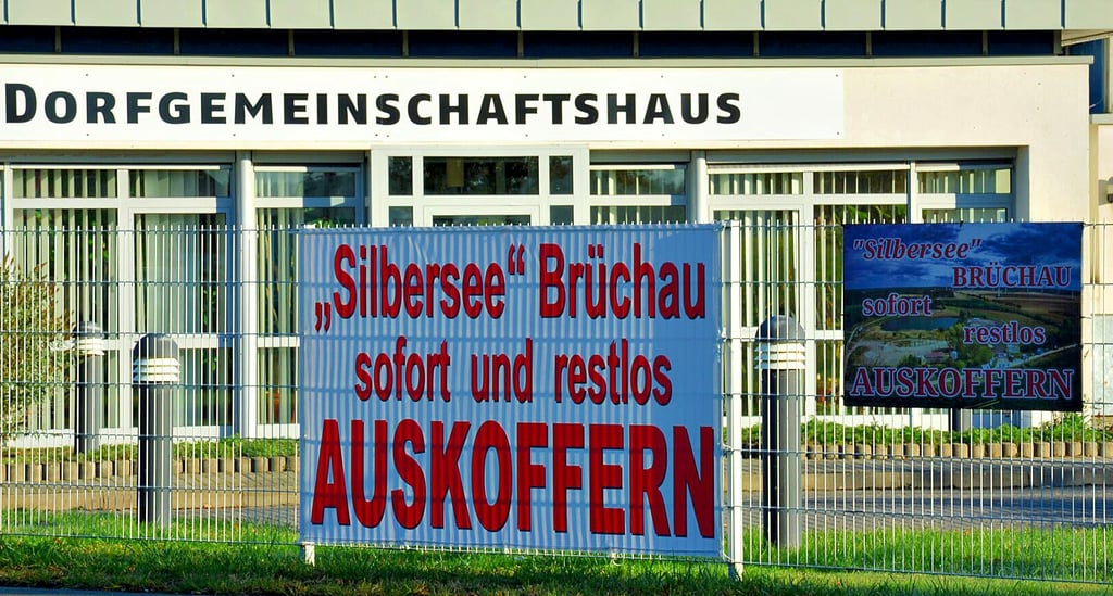 „Silbersee Brüchau sofort und restlos auskoffern“ fordern Plakate am Zaun des Dorfgemeinschaftshauses Kakerbeck. Ist ihre Anbringung rechtmäßig?