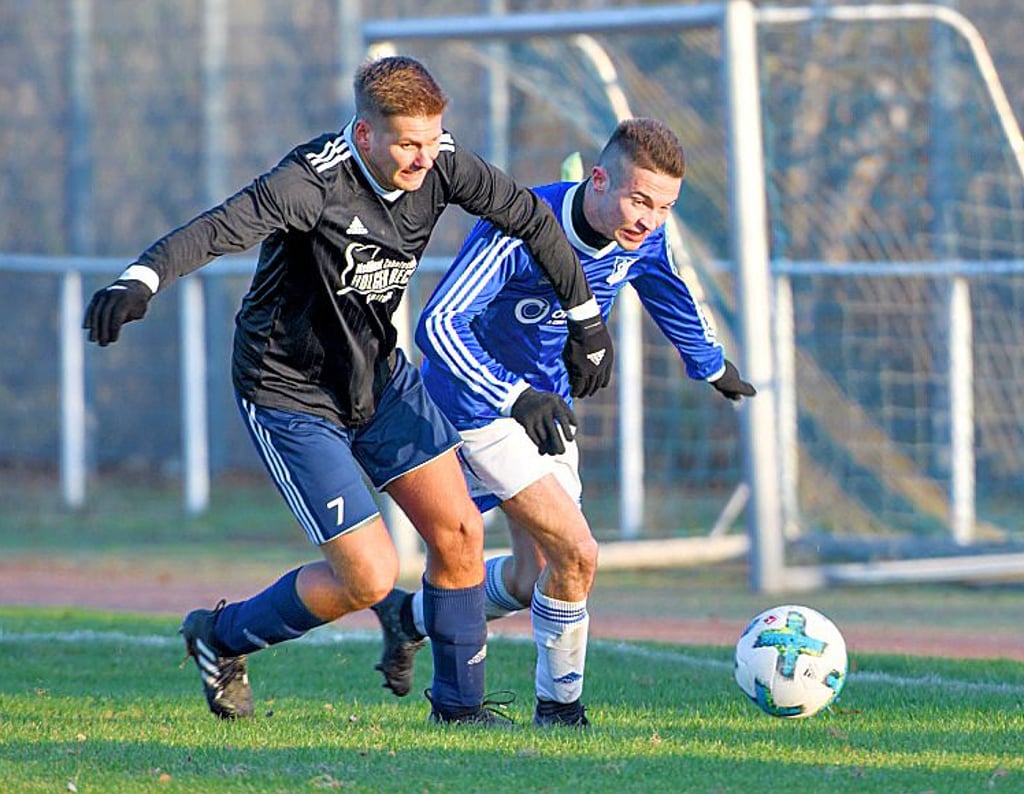 Lukas Eckardt (r.) vom FC ZWK Nebra - hier in einem früheren Spiel mit Pit Vollrath (Lossa/Rastenberg) - hat, auch mit etwas Losglück, die zwölfte Tippspielrunde gewonnen.