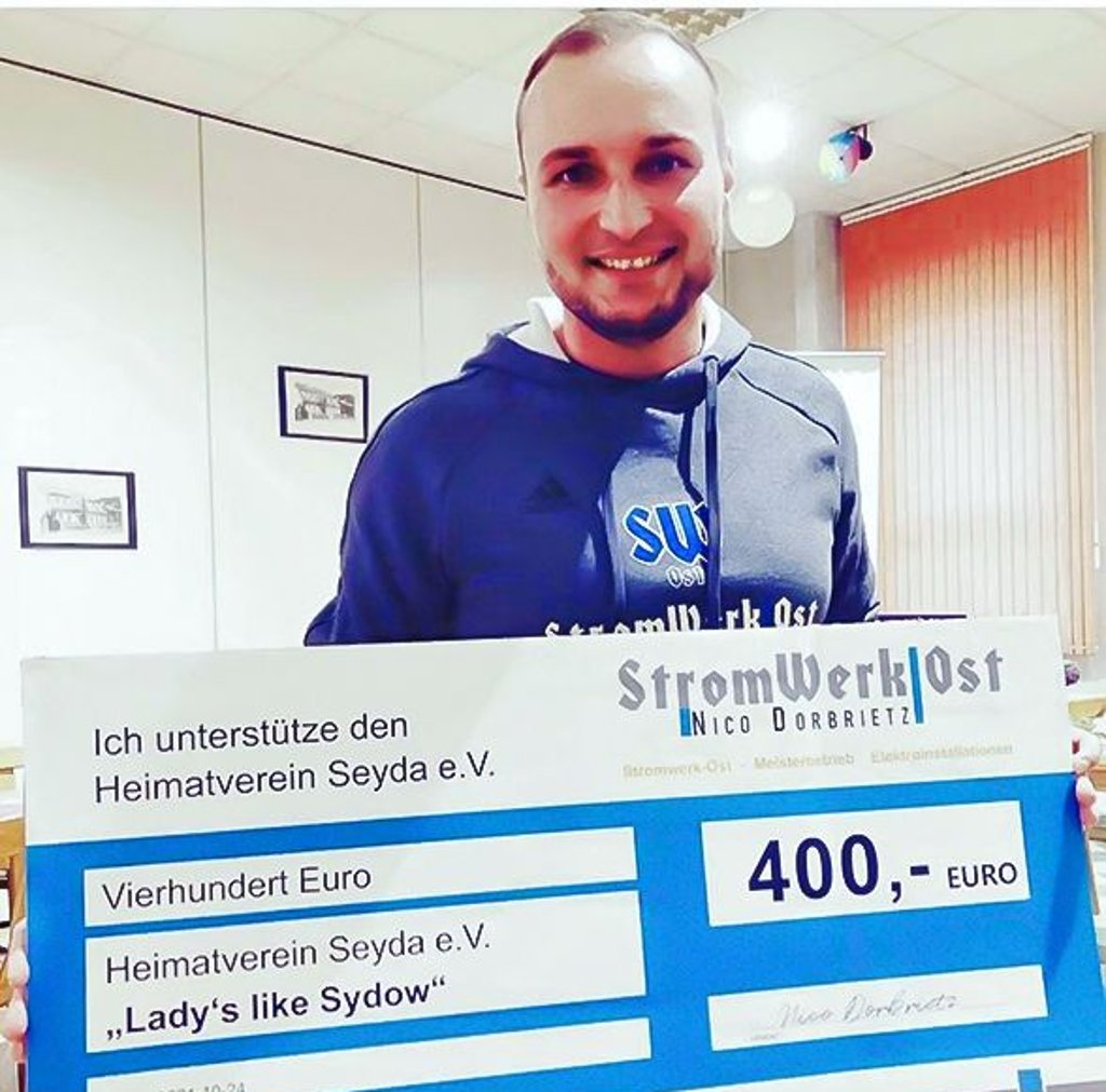 Nico Dorbrietz übergab einen Scheck für die Tanzgruppe.