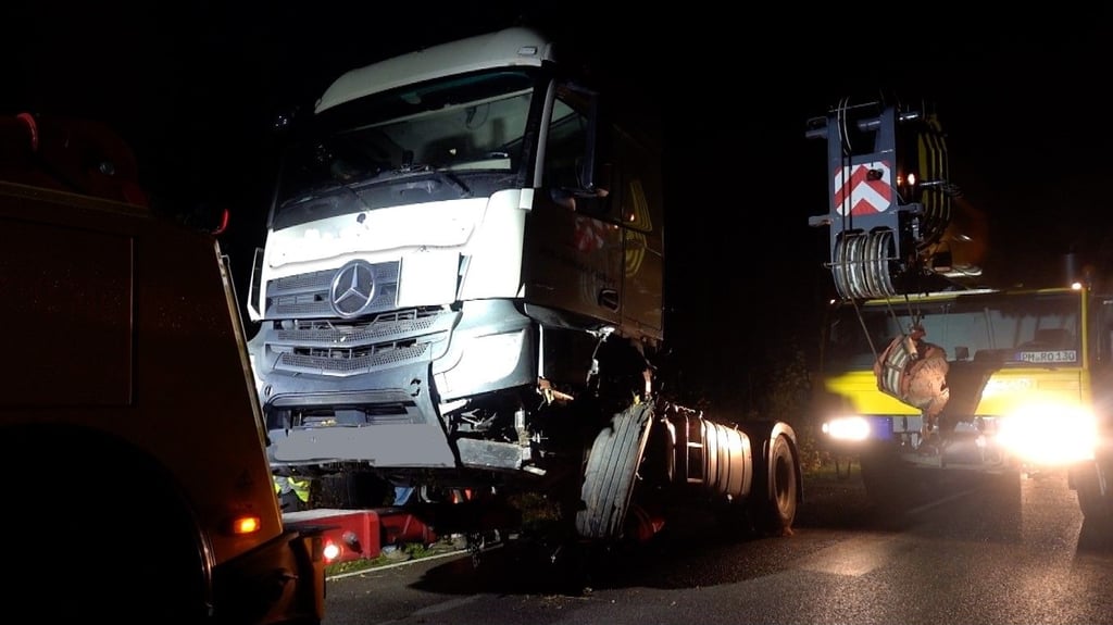 Ein Lkw-Fahrer verlor im Landkreis Börde die Kontrolle über seinen Sattelzug.