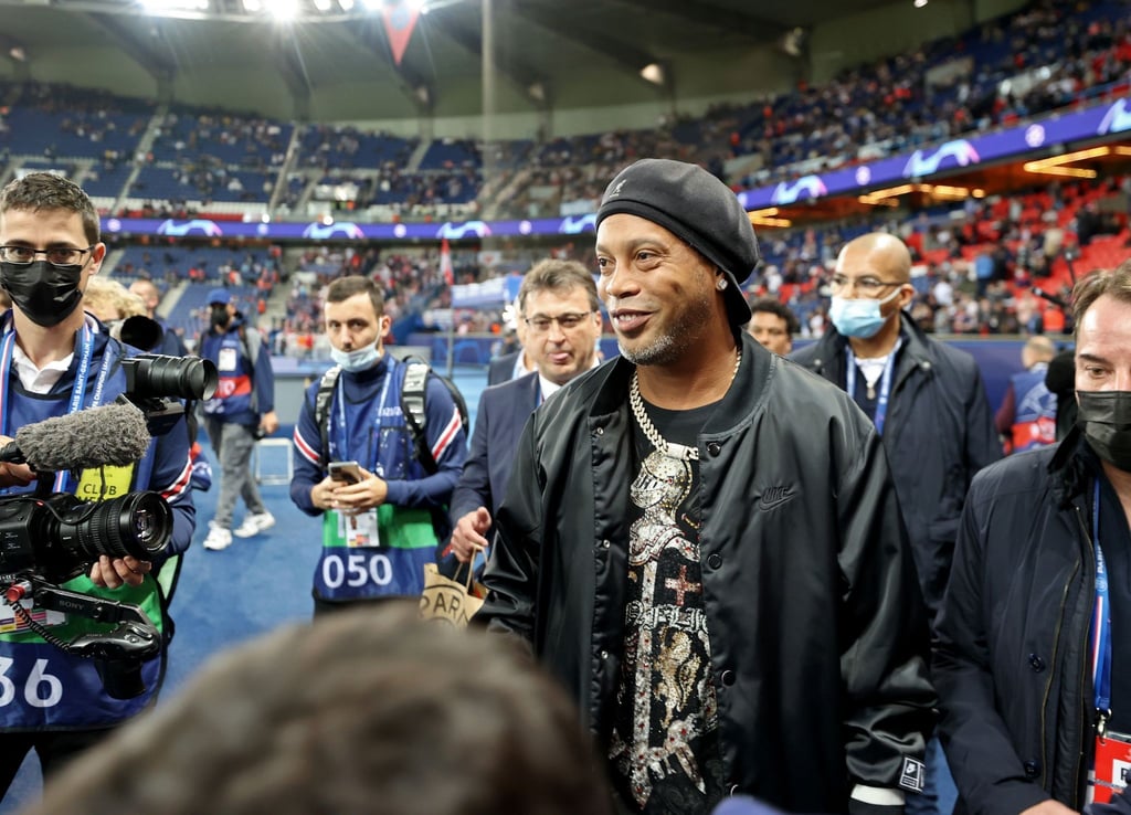 Der ehemalige Profi-Fußballer Ronaldo de Assis Moreira, besser bekannt als Ronaldinho, besucht die Champions-League-Partie im Prinzenpark.