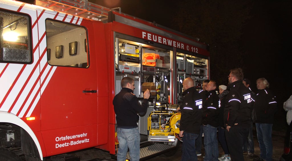 Thomas Erxleben (l.) zeigten den Gästen aus Reetz das neue Feuerwehrfahrzeug, das jetzt in Badewitz steht.