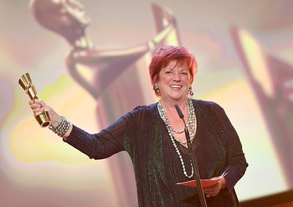 Regina Ziegler freut sich bei der Verleihung des Deutschen Filmpreises, der Lola, über die Auszeichnung in der Kategorie "Ehrenpreis" im Jahr 2016. Geboren wurde die bekannte Filmproduzentin Regina Ziegler im Harz in Quedlinburg.