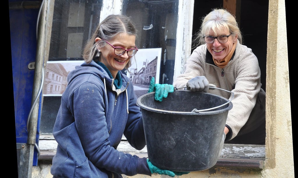 Hauruck in Werben: Bei Anna Radtke (l.) und Ute Siedenhans war am Mittwoch wieder mal „Schutt-Tag“.
