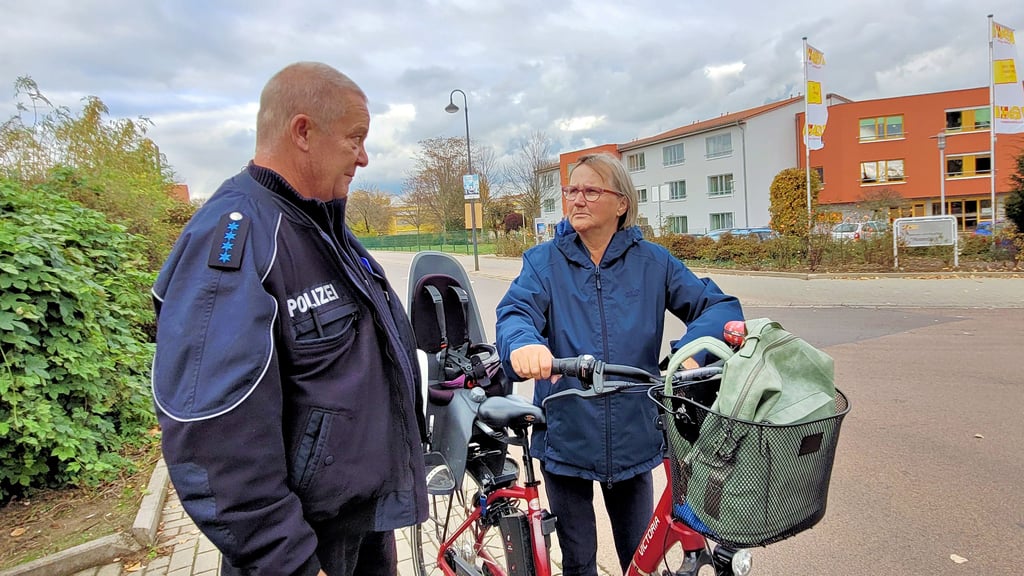 Polizeihauptmeister Ralf Ernst kontrollierte mit seinen Kollegen am Dienstagnachmittag am Zepziger Weg in Bernburg Radfahrer.