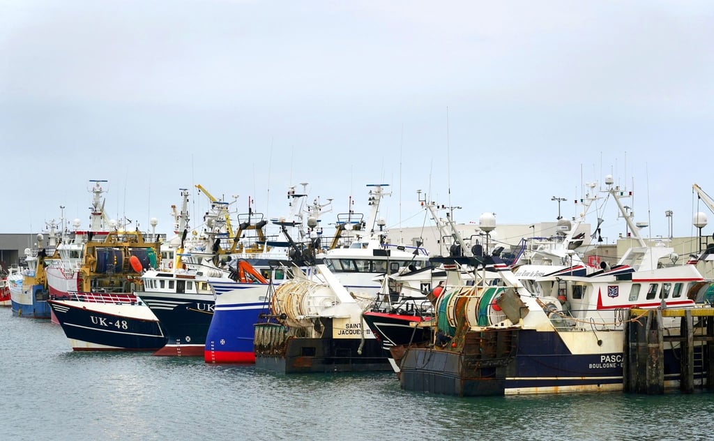 Fischerboote liegen im Hafen des französischen Boulogne. Im Fischereistreit zwischen Großbritannien und Frankreich konnte eine weitere Eskalation vorerst abgewendet werden.