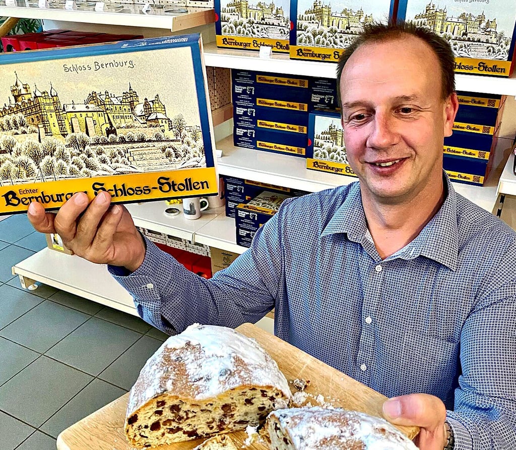 Thomas Gruschka, Geschäftsführer der Bernburger Freizeit GmbH, präsentiert Bernburgs Schloss-Stollen.