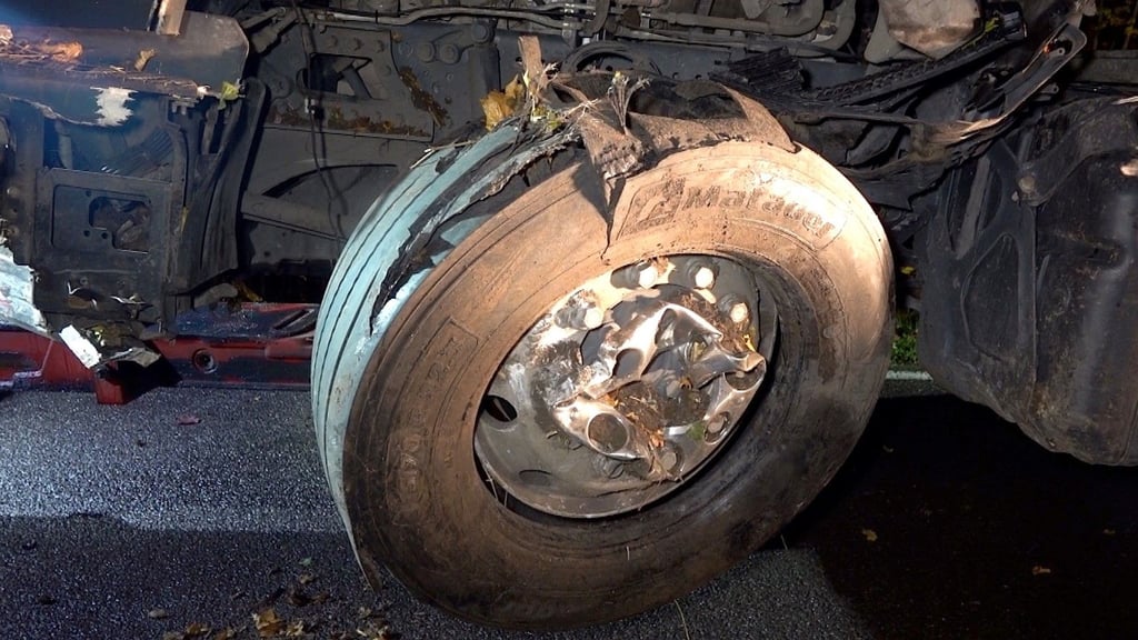 Ein Reifenplatzer führte zu dem Unfall.
