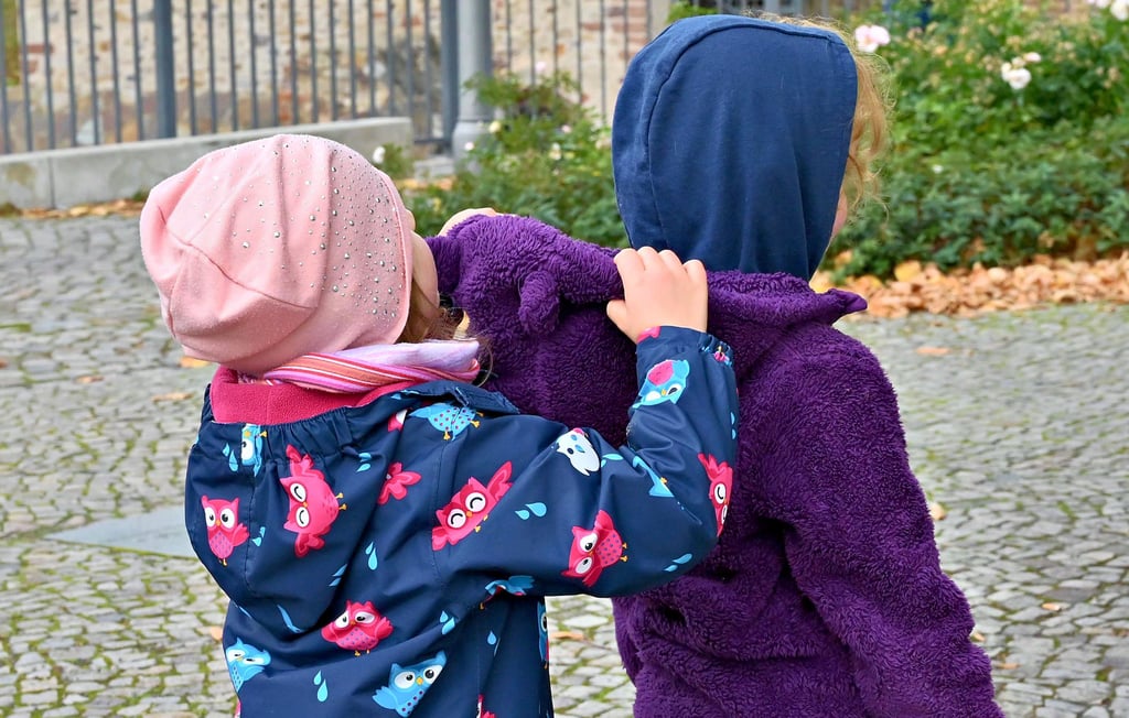 Ein Kind zieht übermäßig an einer Kapuze oder bleibt mit einer Kapuze hängen. Die Unfallkasse Sachsen-Anhalt sieht darin ein großes Risiko der Strangulkation. Doch ist ein Kapuzenverbot die Lösung?