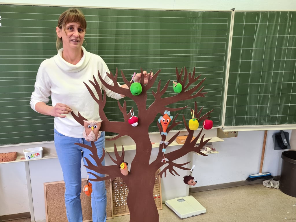 Schulleiterin Ina Herffurth präsentiert das Geschenk des Obdachlosenheims.