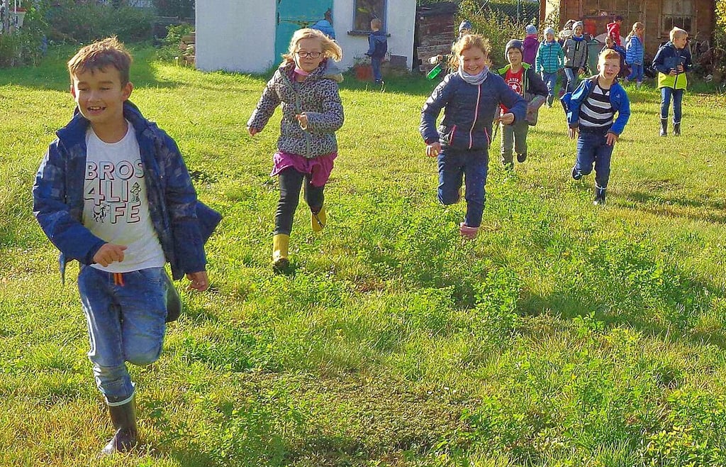 Voller Freunde stürmten die Mädchen und Jungen den Schulgarten, um den sie sich jetzt ein Jahr lang kümmern werden.