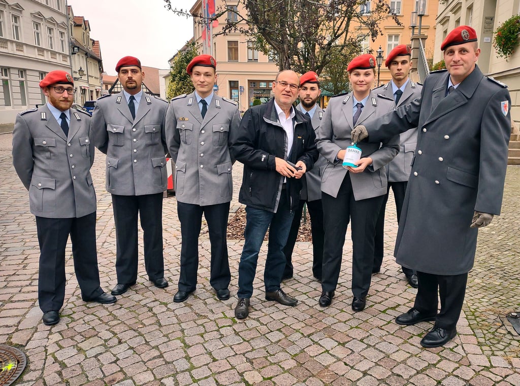 Am Havelberger Rathaus wurde der offizielle Auftakt für die Straßensammlung vollzogen.