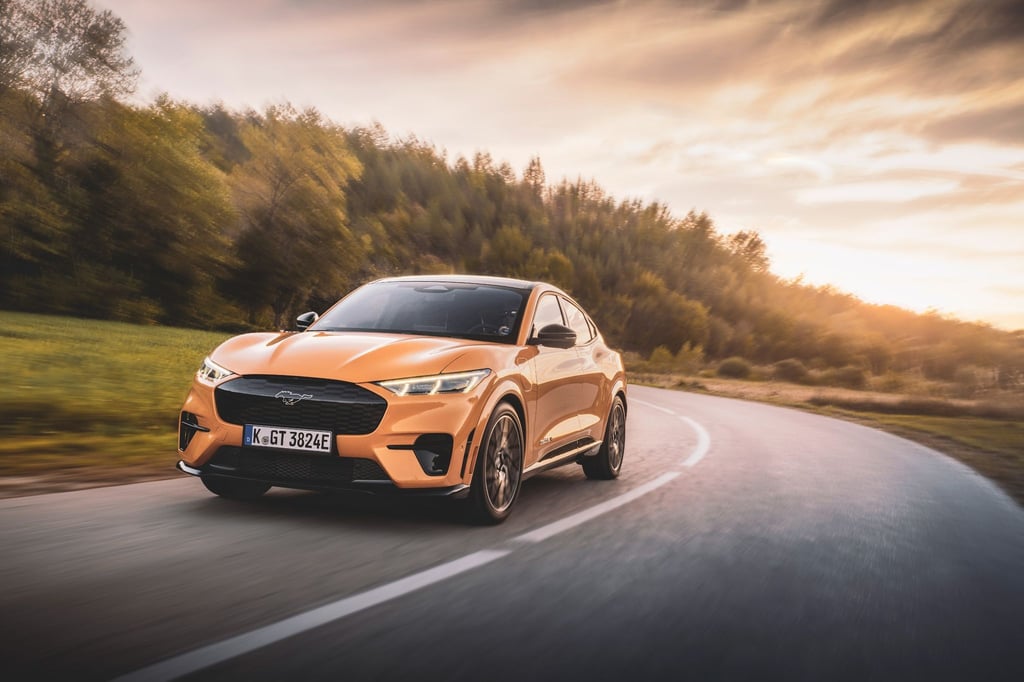 Den vollelektrischen Mustang Mach-E bietet Ford nun auch in einer besonders starken GT-Variante an.