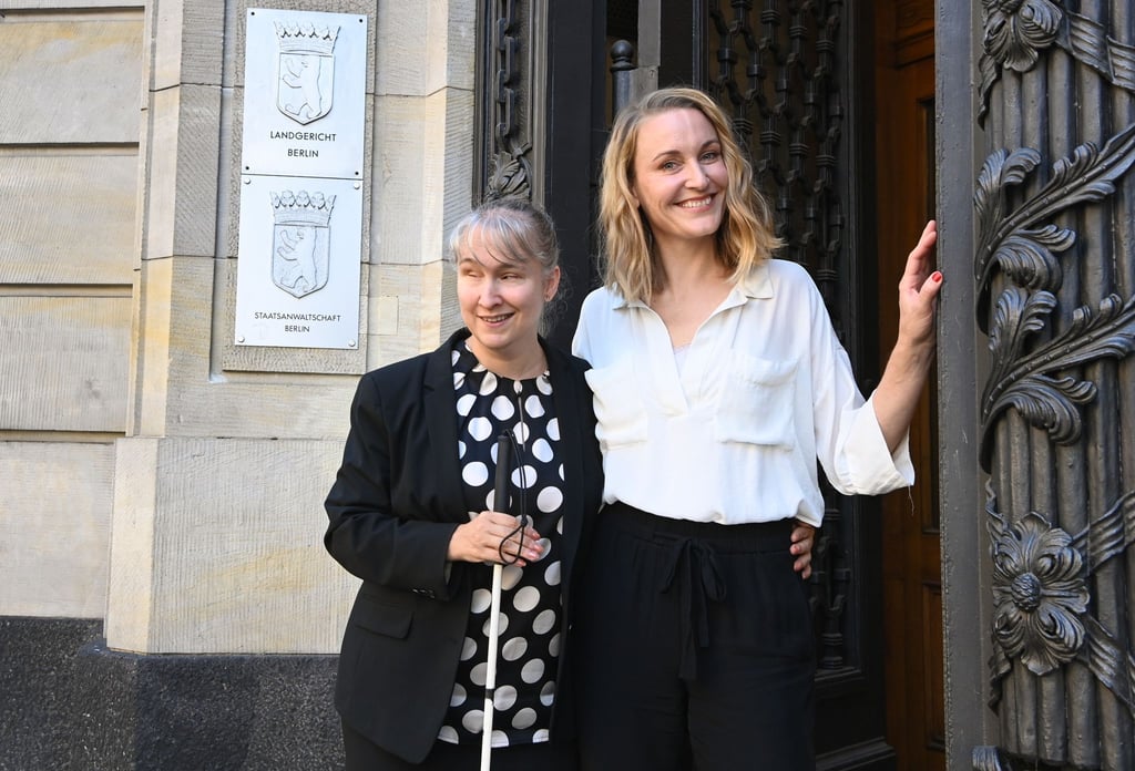 Die Schauspielerin Christina Athenstädt (r) und die blinde Strafverteidigerin Pamela Pabst bei einem Spaziergang durch Berlin.