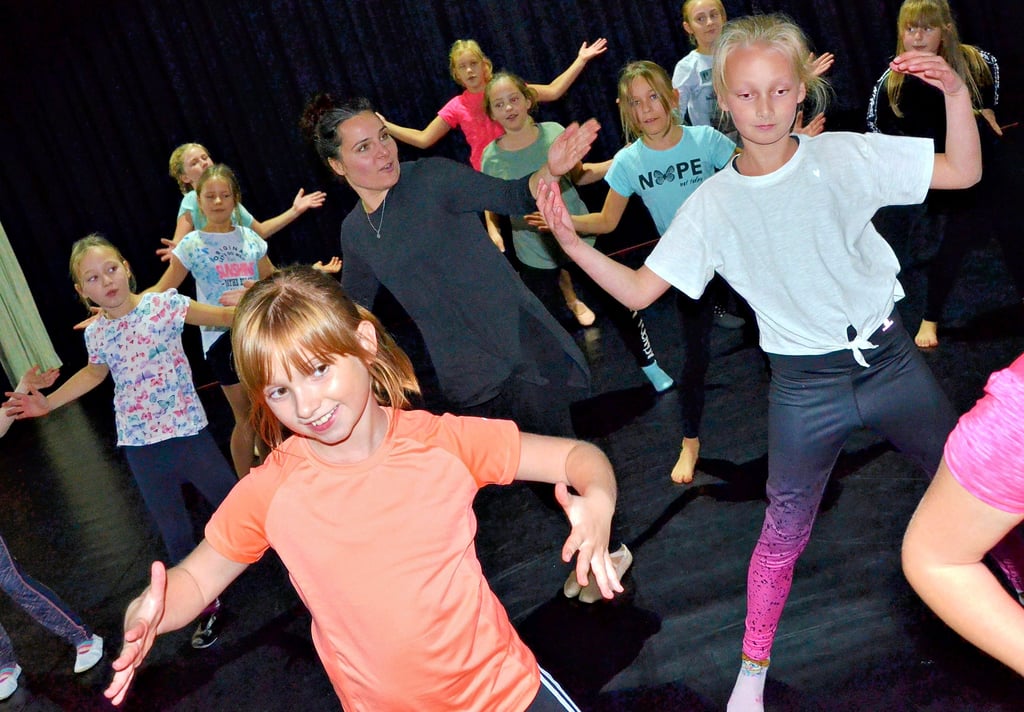 Jeden Montag füllt sich die große Bühne mit Nachwuchstänzern aller Altersklassen. Die Mädchen und ein Junge haben mehrere Choreografien einstudiert. Mittlerweile ist das Tanzensemble des Salzlandtheaters auf 50 Kinder und Jugendliche angewachsen. Die Tanzpädagoginnen Jennifer Herzog (Mitte) und Anja Czuratis leiten die Kurse.