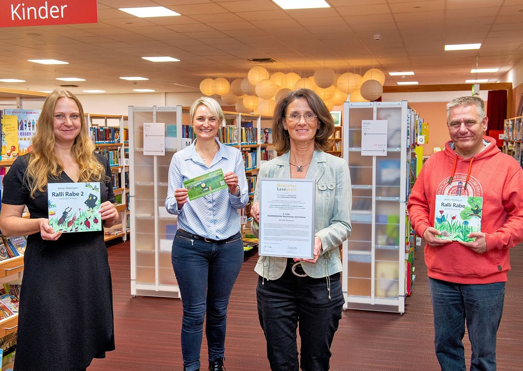 Große Freude in der Naumburger Stadtbibliothek über den dritten Platz beim Deutschen Lesepreis: Ideengeberin und Mitarbeiterin Antje Key (v.l.), Citymanagerin Sylvia Kühl, Leiterin Sabine Matzner und Autor Stefan Rühlmann