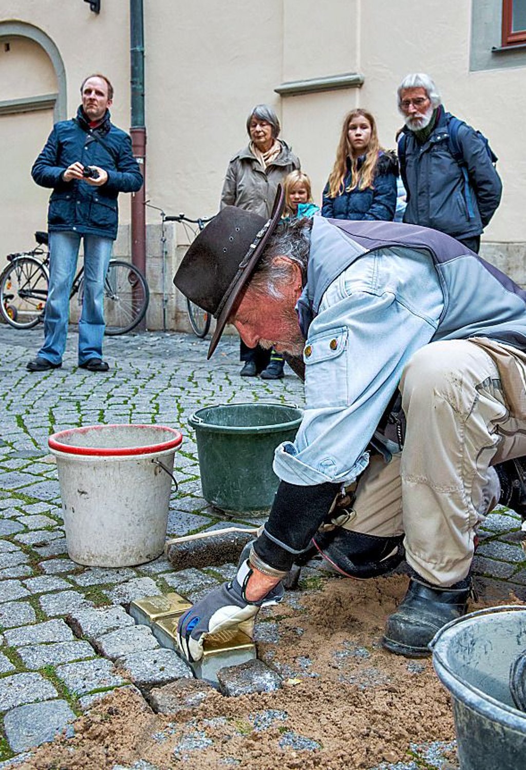 Gunter Demnig setzt in der Engelgasse drei Stolpersteine in Gedenken an das Schicksal der jüdischen Familie Bechtold.