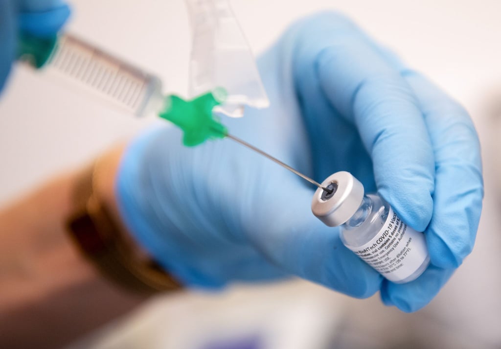 Eine Auffrischungsimpfung oder ein Booster enthält nach Empfehlung der EMA nur die Hälfte einer gewöhnlichen Impfdosis. Das Risiko möglicher Nebenwirkungen entspreche dem bei der zweiten Dosis des Moderna-Präparates