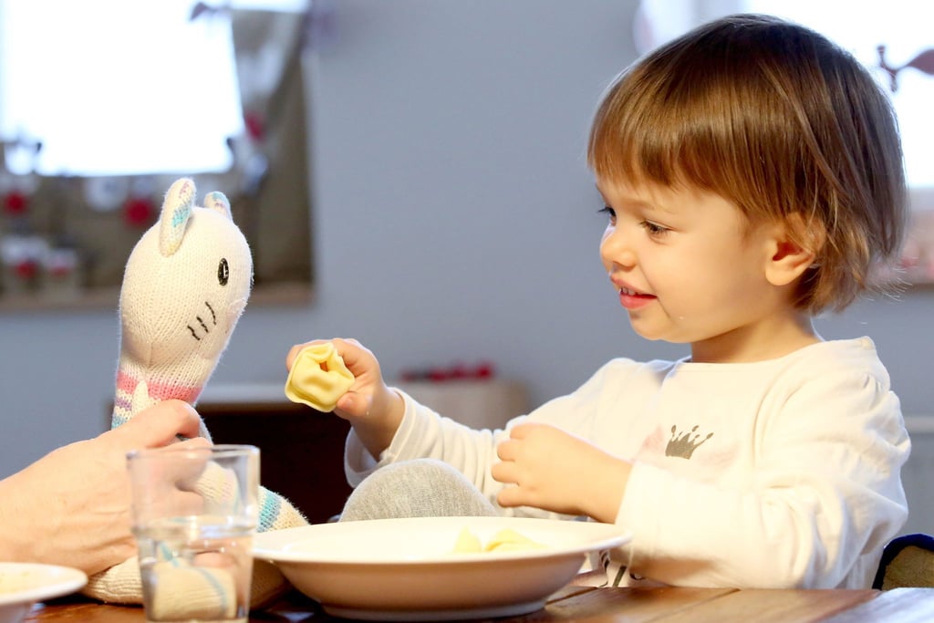 Das Spielzeug soll die Nudeln mitessen. Wenn Kinder Marotten oder merkwürdige Rituale entwickeln ist Ignorieren oft erstmal die beste Strategie.