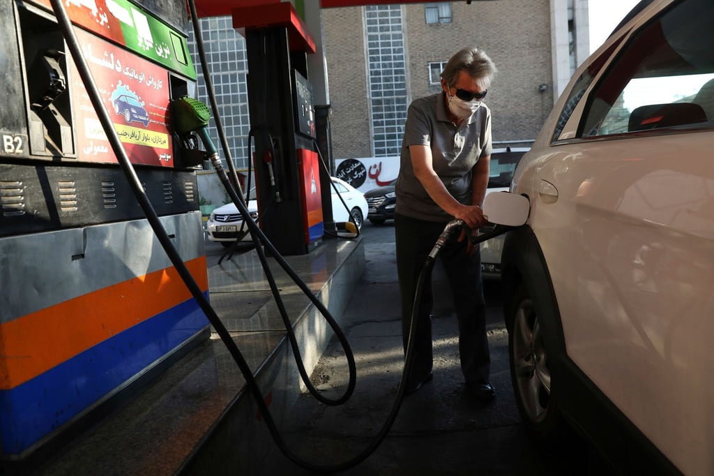 Ein Mann betankt sein Auto an einer Tankstelle. Der iranische Präsident hat den Cyberangriff auf das landesweite Zahlungssystem in Tankstellen scharf verurteilt.