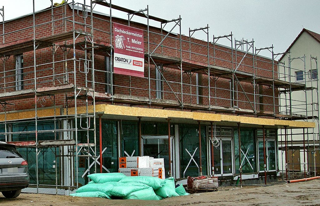 Das Gerüst, das derzeit noch am Neubau der Grundschule am Haferbreiter Weg in Stendal angebracht ist, soll bald abgebaut werden. Das Bild zeigt den Blick auf die Aula.