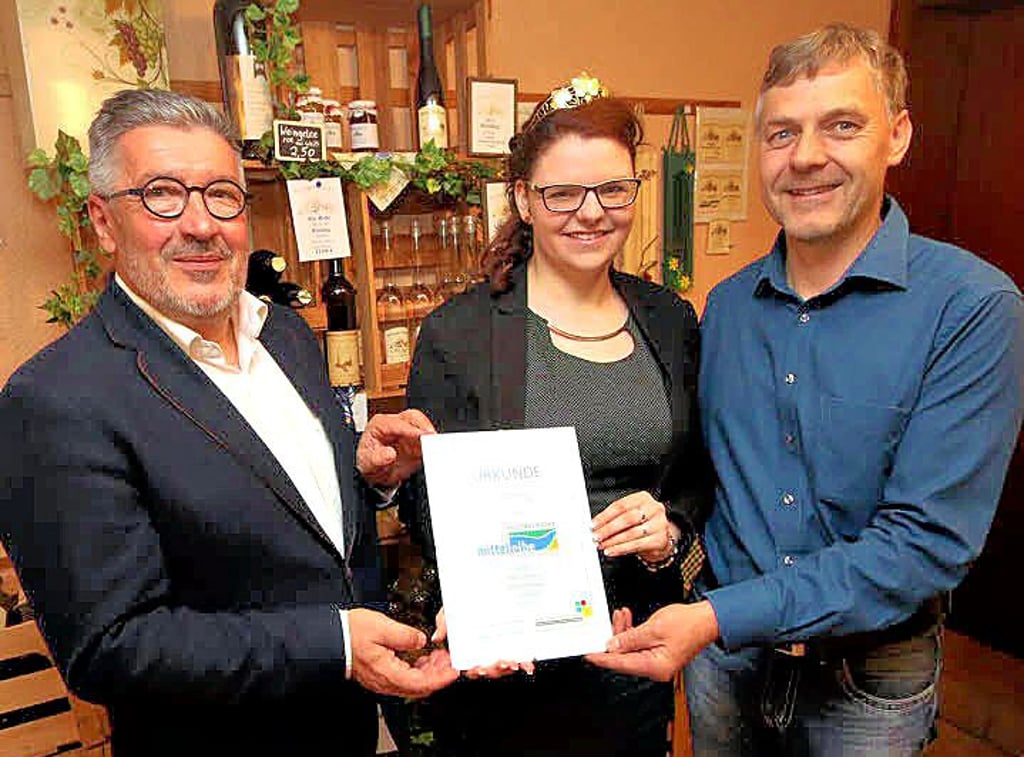 Ein Bild aus besseren Tagen: Damals bekam das Jessener Weingut Hanke die Regionalmarke Mittelelbe verliehen. Im Bild: Wirtschaftsförderer Harald Wetzel, Weinprinzessin Maike Richter und Ingo Hanke (v.l.n.r.).