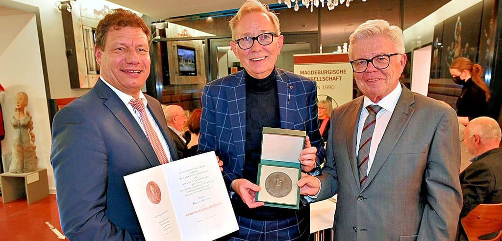 Puppentheater-Chef Michael Kempchen (Mitte) erhielt die Francke-Medaille der Magdeburgischen Gesellschaft von Thomas Kluger (links) und Rüdiger Koch hielt die Laudatio.