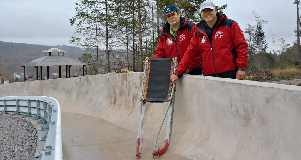 Vorfreude auf die Eröffnung der neuen Schierker Rennschlittenbahn: Auf die Einweihung freuen sich Dirk Klaus (links), Chef des Rodel- und Bobsportvereins aus dem Brockenort, und Jörg Augustin, Projektkoordinator und Geschäftsführer des Kreissporbundes Harz.