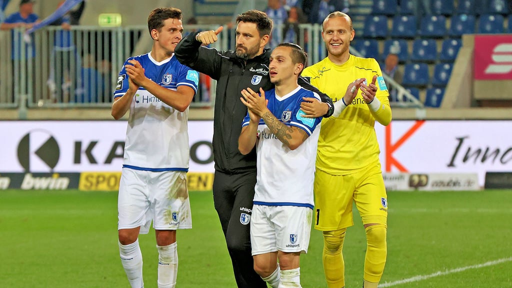 Co-Trainer André Kilian (2. v. l.) ist nicht nur am Spieltag nah an der Mannschaft um Tobias Müller, Baris Atik und Dominik Reimann (v. l.), im Training ist er sogar regelmäßiger Mit- oder Gegenspieler.