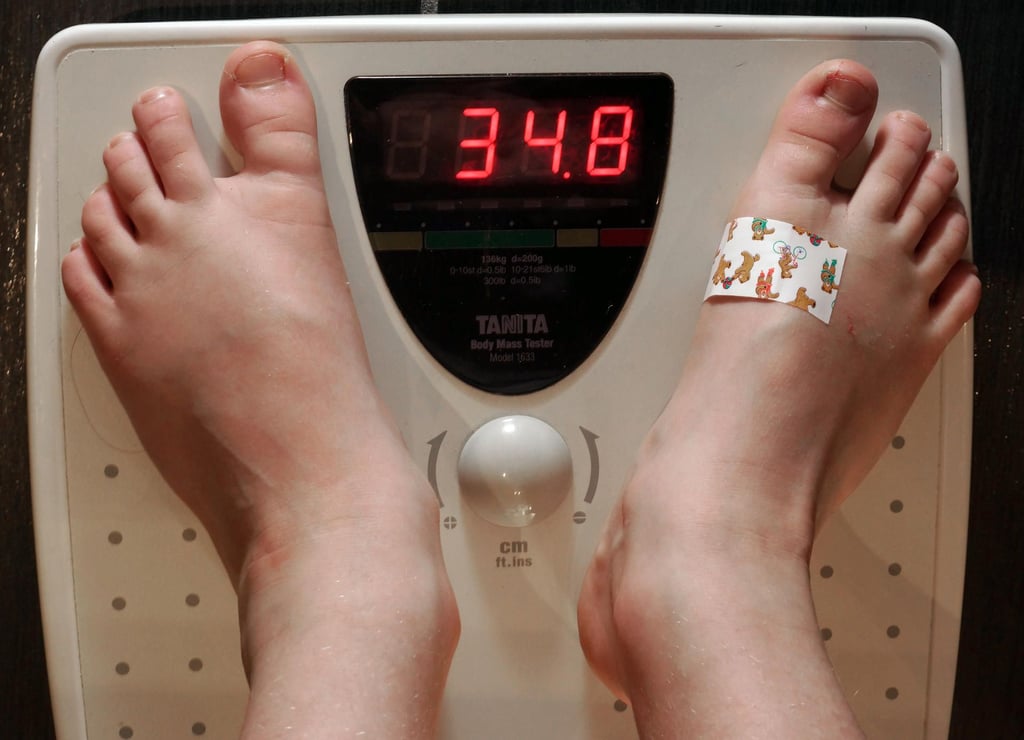 Ein Grundschulkind steht auf einer Personenwaage. Die Waage zeigt ein Gewicht von 34,8 Kilogramm an. Das ist ein deutliches Übergewicht.