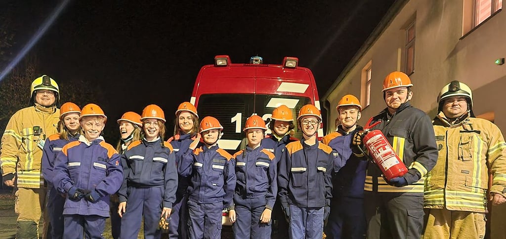 Die Cochstedter Jugendfeuerwehr war von den Vorführungen der Löderburger Kameraden Steffen Schulz (li.) und Chris Böhnke (re.) begeistert.