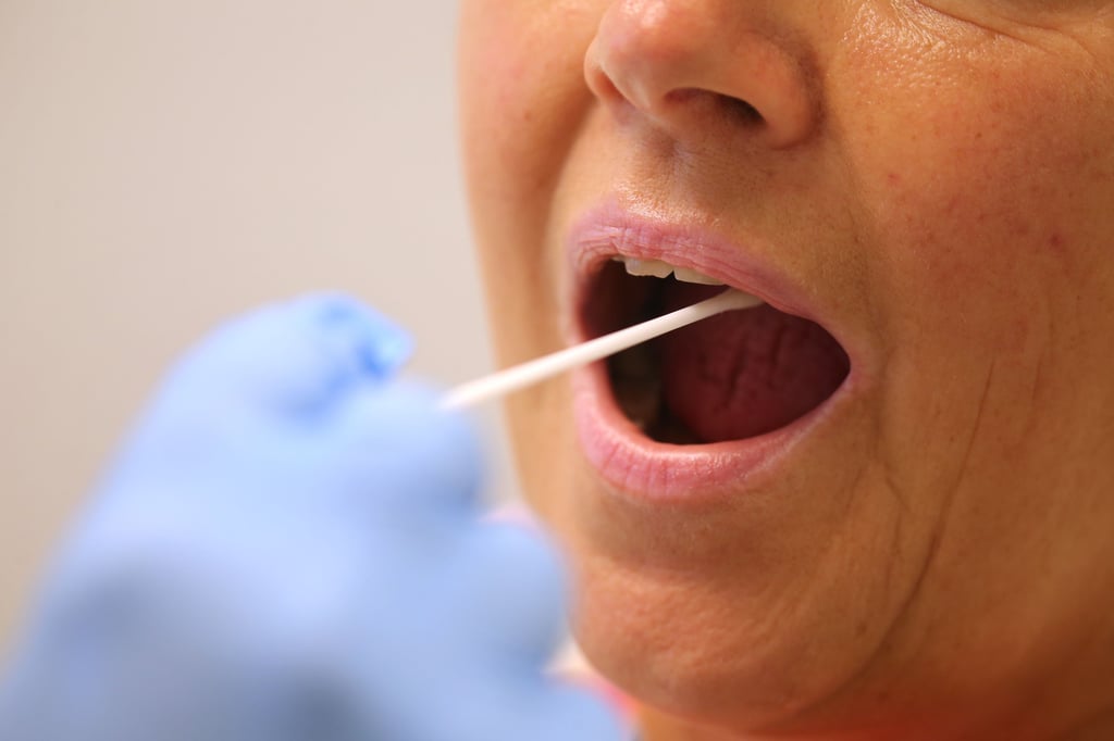 Eine Frau wird auf das Coronavirus getestet.