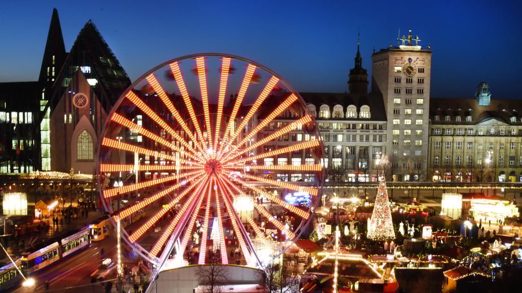 Ein Bild aus vergangenen Jahren: Nach der coronabedingten Absage im Vorjahr plant Leipzig dieses Jahr wieder einen Weihnachtsmarkt.