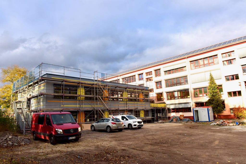 Bald soll das Gerüst an der Fassade des neuen Mehrzweckgebäudes fallen.