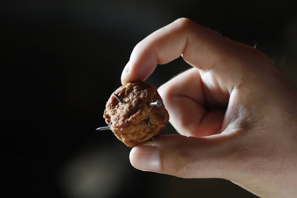 Symbolfoto - Mit Nägeln bestückte Wurst