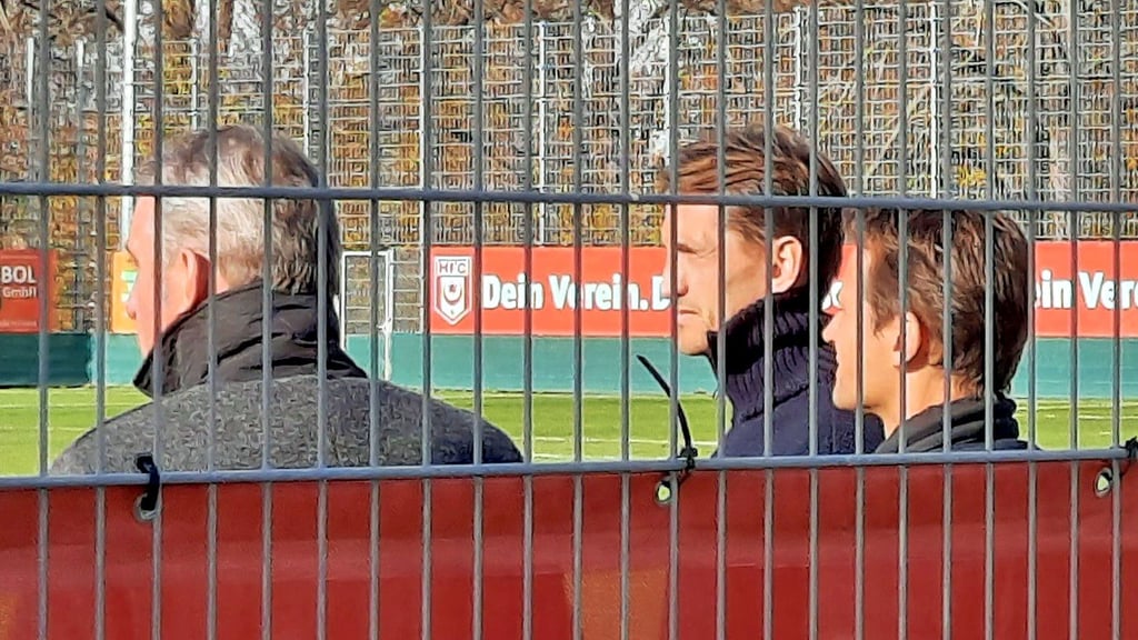 Rene Adler (M.) als Trainingsgast beim HFC