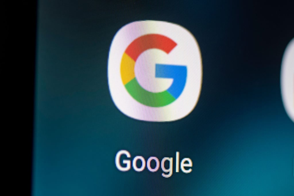 Auf dem Bildschirm eines Smartphones sieht man das Logo der Google-App.