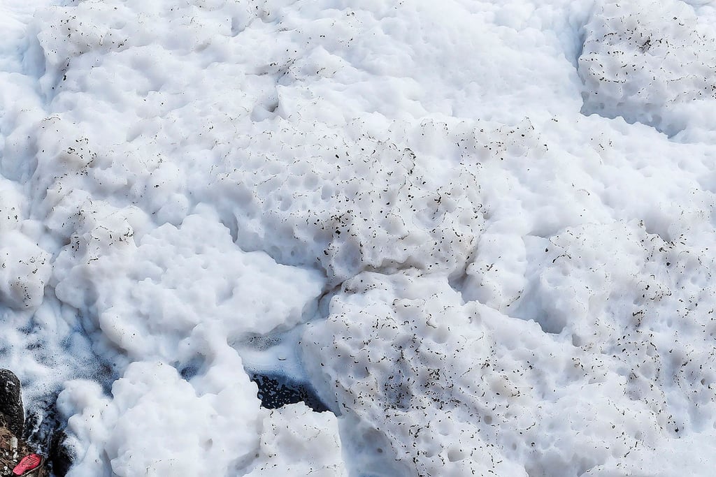 Schaum auf Wasser