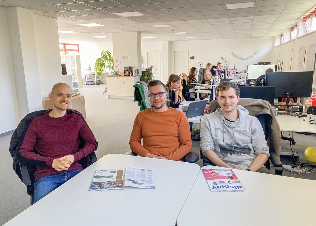 Die Gründer Thomas Auer (r.) und Torsten Beyenbach (Mitte) und Paxly-Mitarbieter Marius Beckmann in ihrer Ecke im Büro von Baby Sweets
