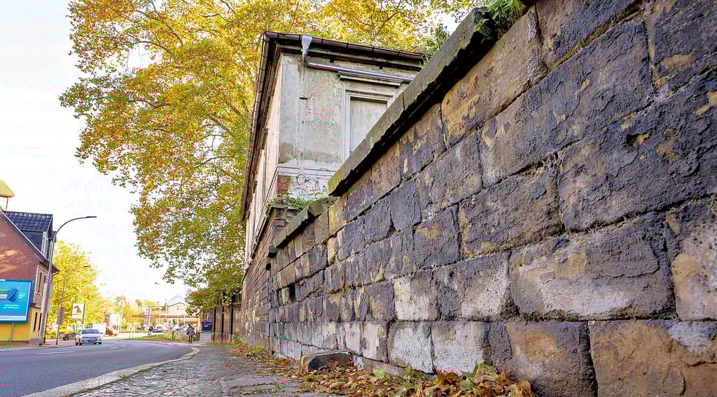 Die marode Mauer an der Naumburger Straße neigt sich stellenweise gen Fußweg.
