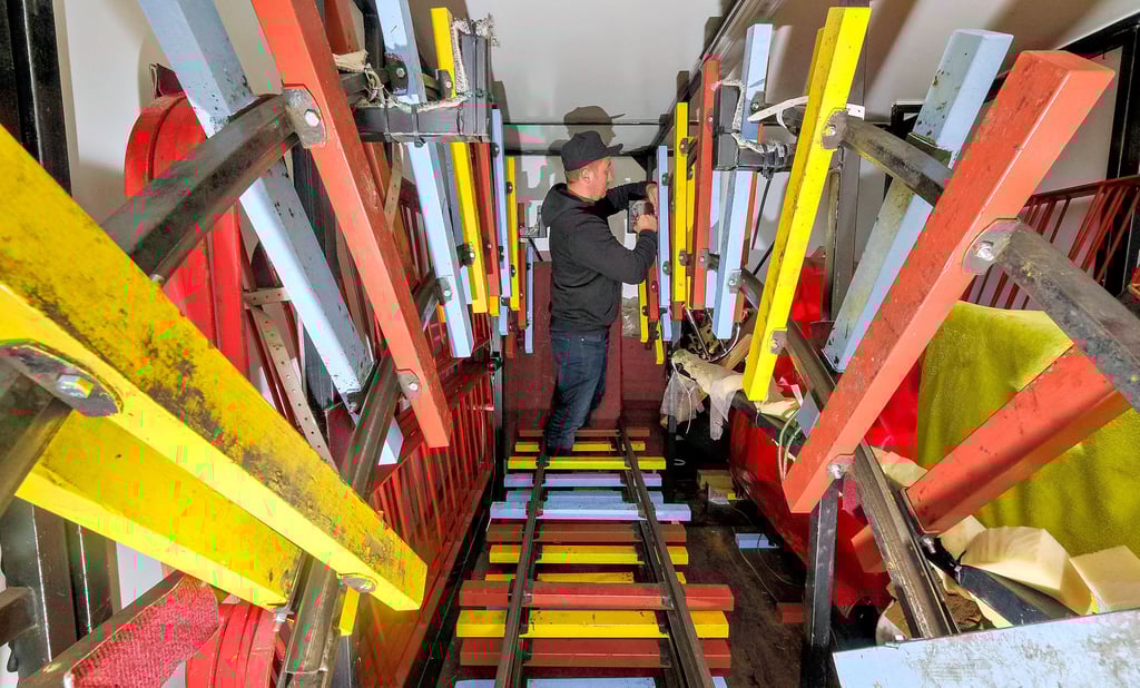 Christian Gärtner bereitet seine Kindereisenbahn für den Transport zum Lichtermarkt vor.