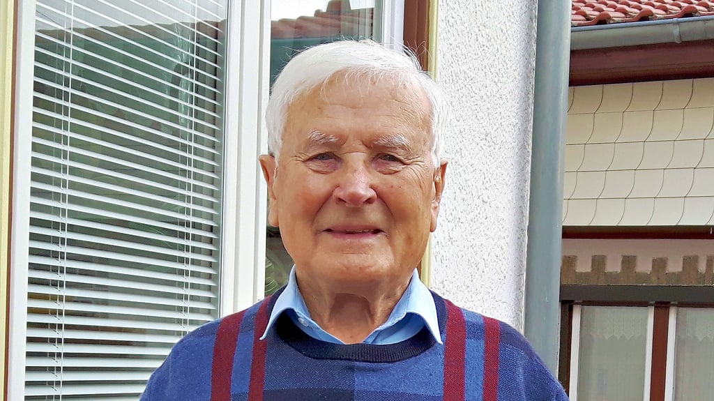 Heinz Westphal erhält den Blumenstrauß der Woche, den die Blumenboutique Meinhardt aus Sangerhausen zur Verfügung gestellt hat.