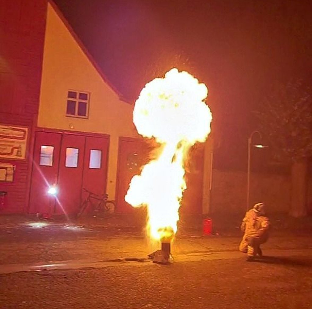 Der Löschversuch mit Wasser führt zur Fettexplosion.