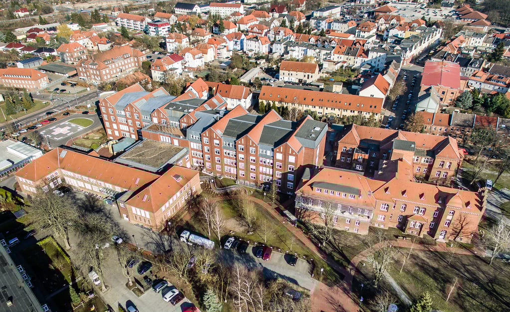 Eine Luftaufnahme des Altmark-Klinikums in Salzwedel. Dort sollen bald philippinische Pflegekräfte arbeiten.