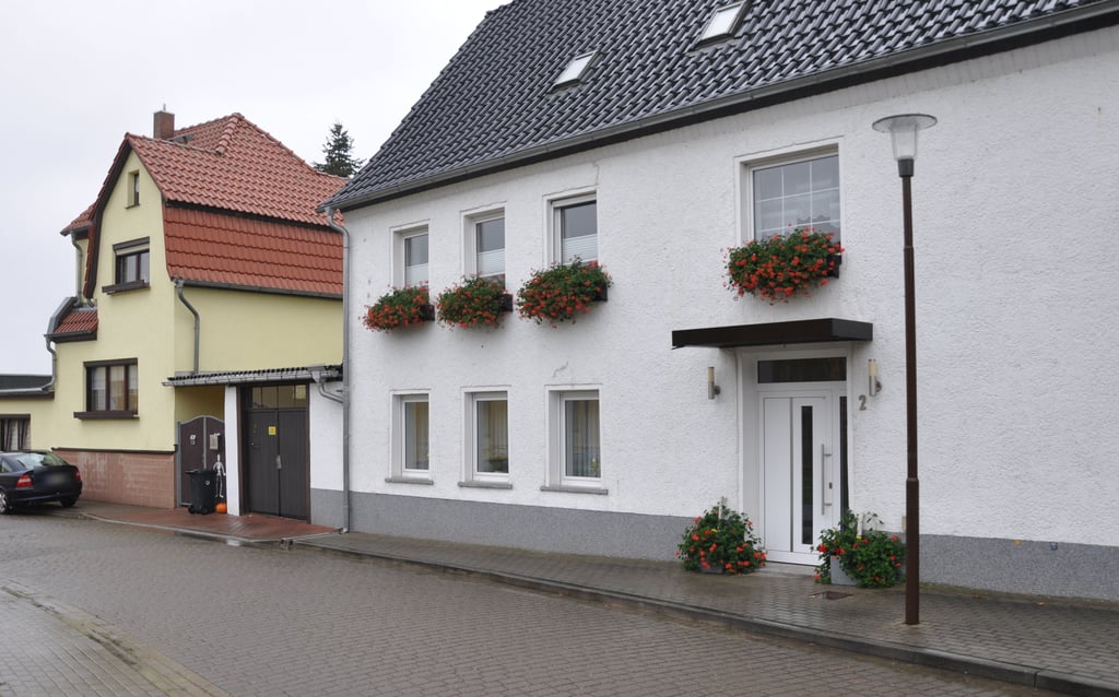In dem rechten Haus befand sich früher eine Bäckerei. Links hinten waren früher Räume der Gemeinde untergebracht.