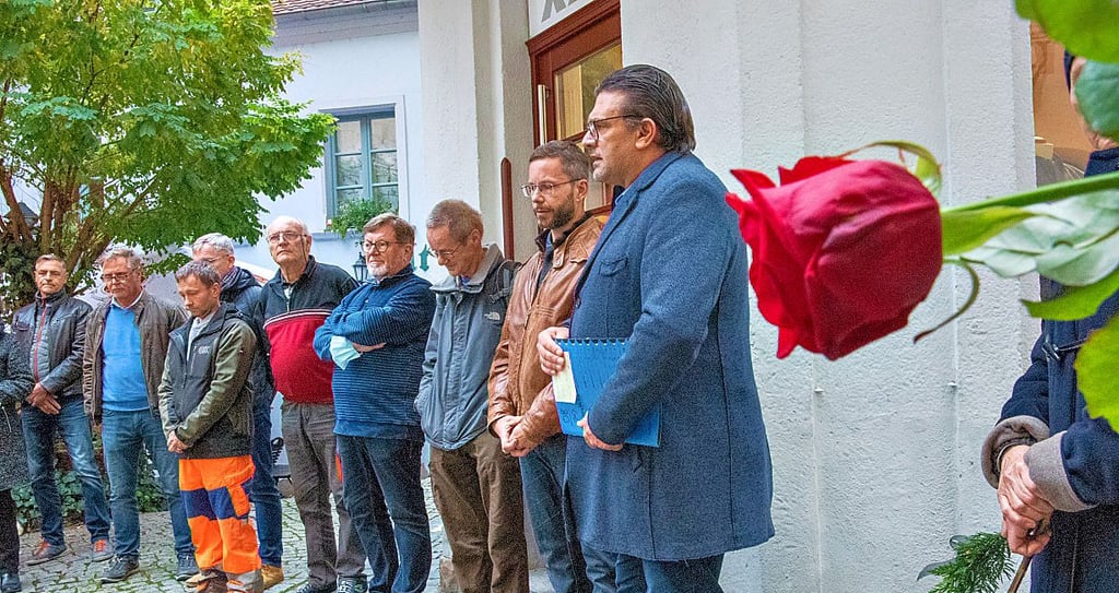 Oberbürgermeister Armin Müller begrüßte auf dem kleinen Platz vor dem „Köpi“ Angehörige und Interessierte.