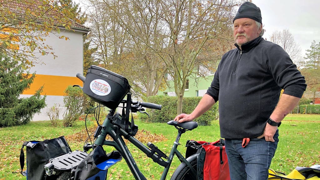 Im herbstlichen Weißenfels hat sich Peter Becker auf seine Protestfahrt ans eisige Nordkap vorbereitet.
