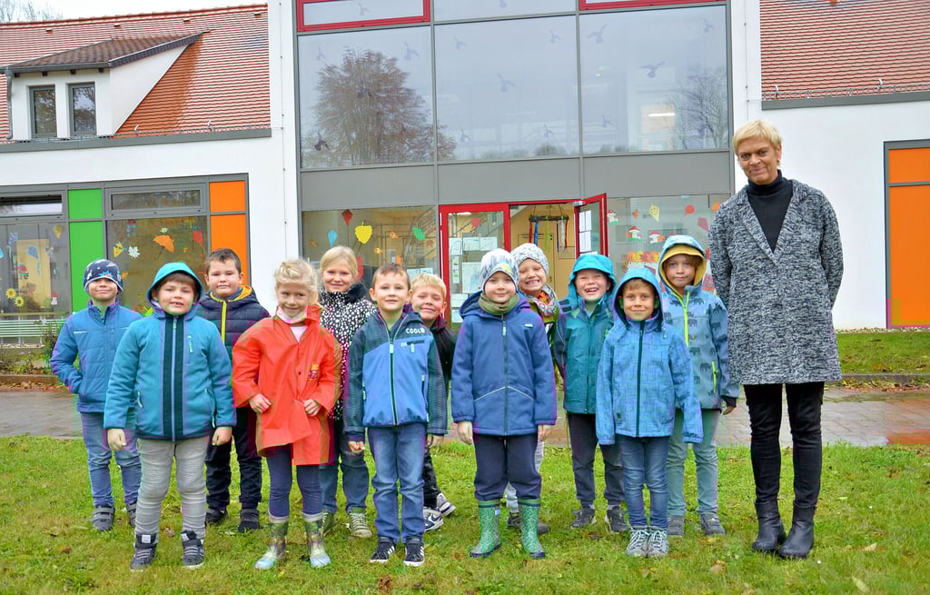Die neuen Abc-Schützen der freien Grundschule Rathmannsdorf mit ihrer Lehrerin Grit Compera.