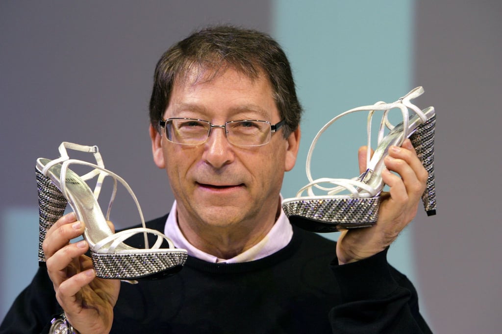 Stuart Weitzman präsentiert eine von ihm entworfene Kreation.