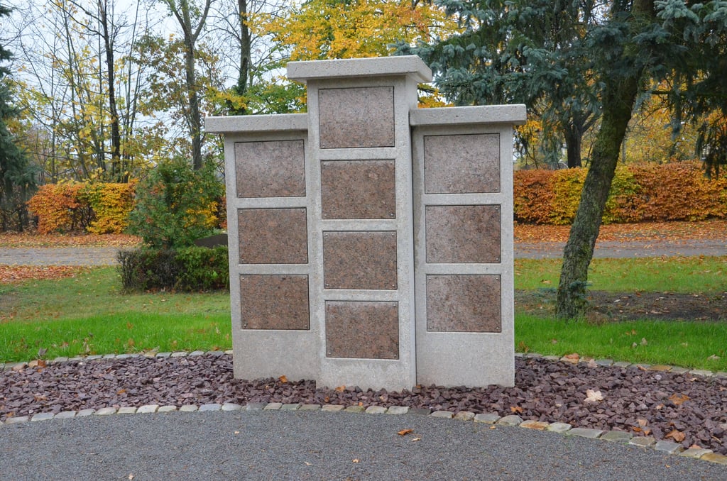 Eine erste Urnenstele steht auf dem Perver Friedhof bereits. Die mittleren Fächer fassen jeweils zwei Urnen, die äußeren immer nur eine. Die Verschluss-Steinplatten können graviert und beispielsweise mit Blumenvasen individuell gestaltet werden.